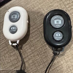 Wireless remote shutter for cellphones and tablets.buyers pick white or black
